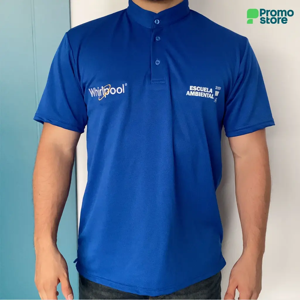 CAMISETA-POLO-MAO-FOTO-REAL-1.webp