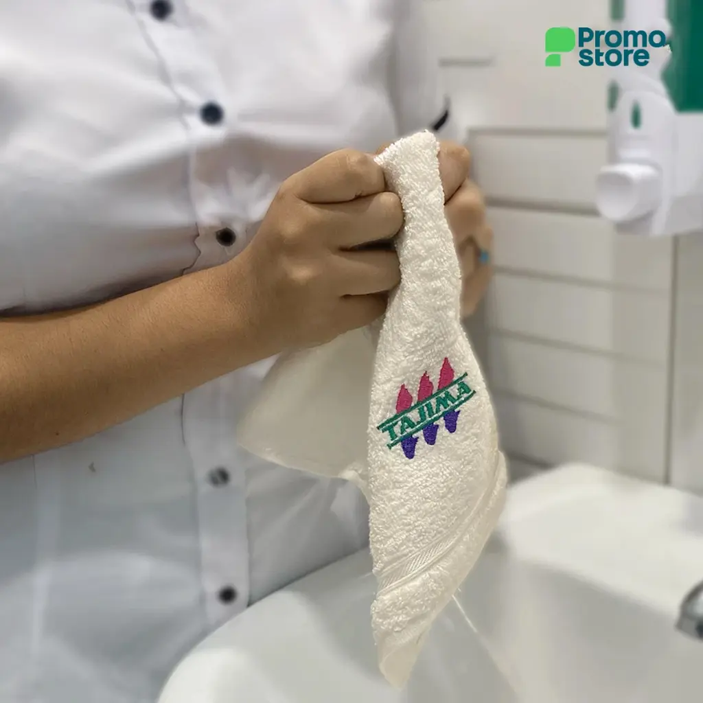 TXTL0005-toalla-de-mano-premium-foto-real-1.webp