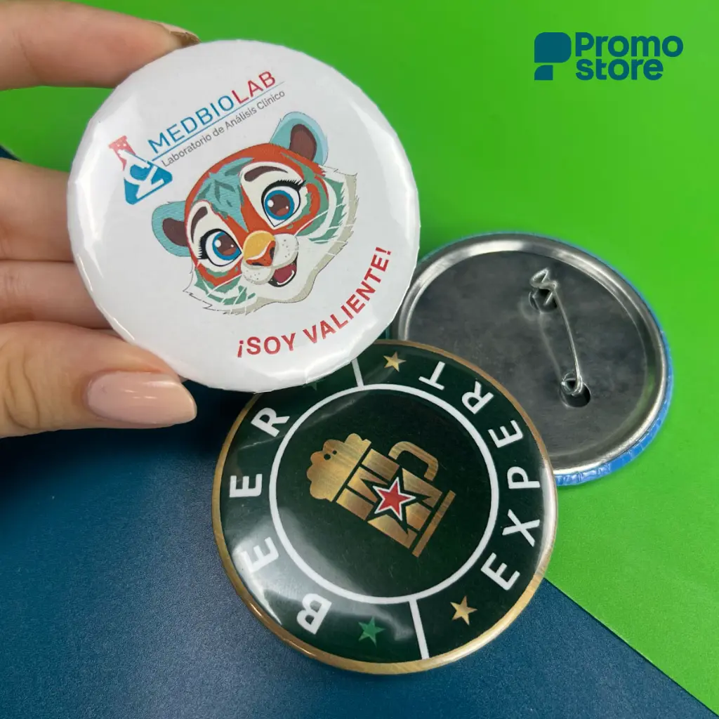PT454-Pin-botón-5,8cm-foto-real.webp